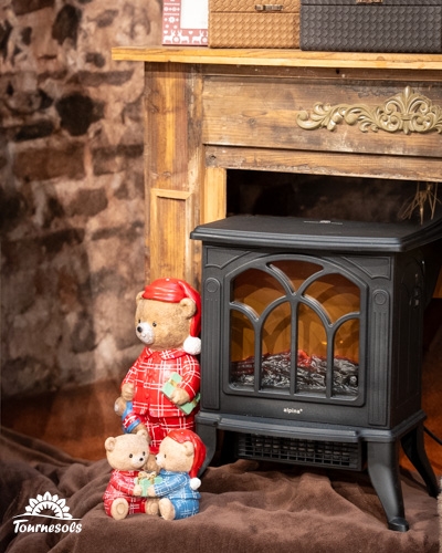 Cheminée avec ours en peluche à côté d'un poêle.